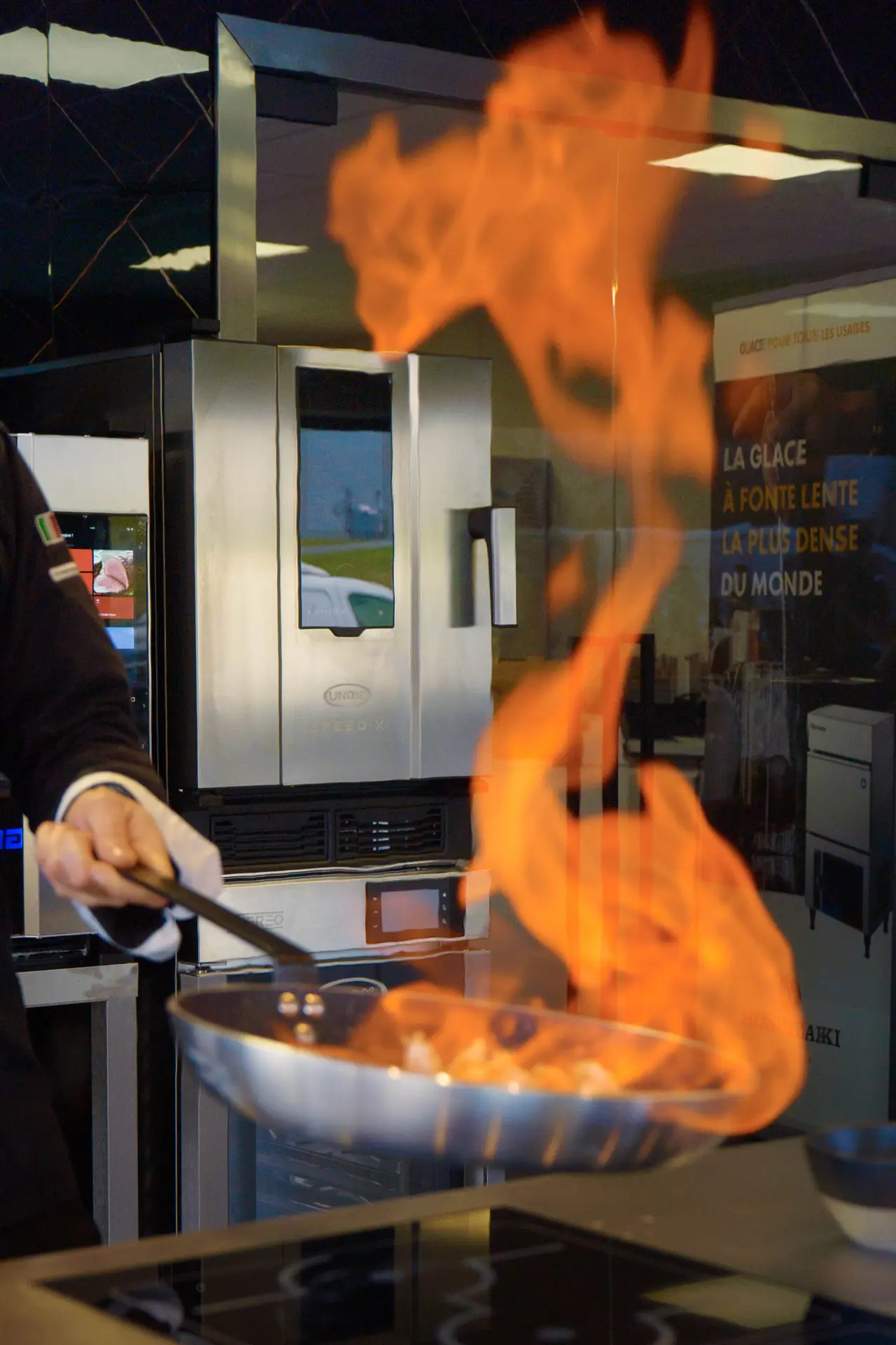 Chef en train de cuisiner à la poêle