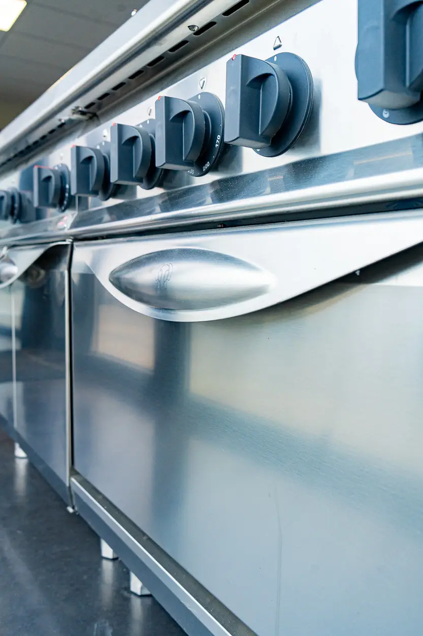 Four professionnel en inox et piano